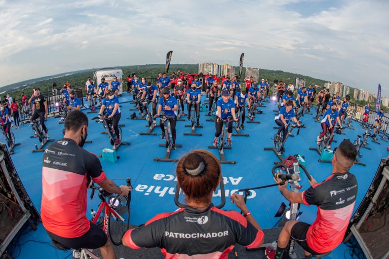 Academia reúne dezenas de atletas vacinados para aulão de spinning em cobertura de hotel em Manaus