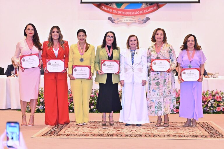 TCE-AM homenageia personalidades femininas em lançamento da Ouvidoria da Mulher