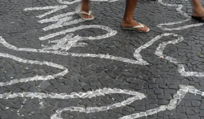 Desenhos-de-silhuetas-no-chao-lembram-vitimas-da-violencia-letal-durante-ato-publico.-Estudo-mostra.webp