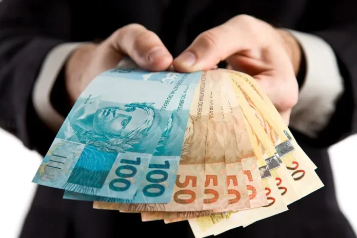 dinheiro-notas-de-100-reais-real.webp