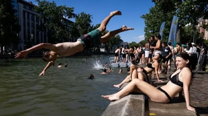 17062026-jovens-mergulham-no-bassin-des-recollets-no-canal-saint-martin-em-paris-em-meio-a-onda-de-c.webp