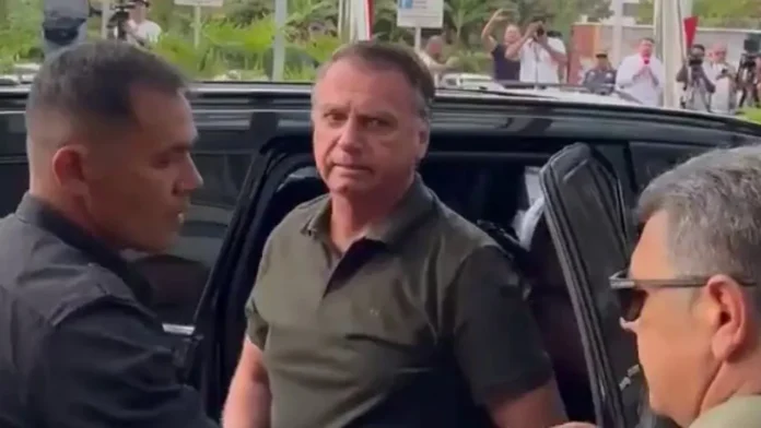 Bolsonaro-deixa-prisao-domiciliar-com-forte-escolta-policial-para-fazer-exames.jpg.webp