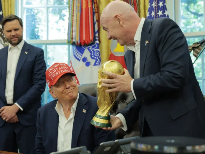 trump-e-Infantino-na-casa-Branca.webp