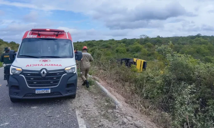 onibus_com_romeiros_tomba_no_interior_do_ceara_e_provoca_a_morte_de_duas_pessoas.webp