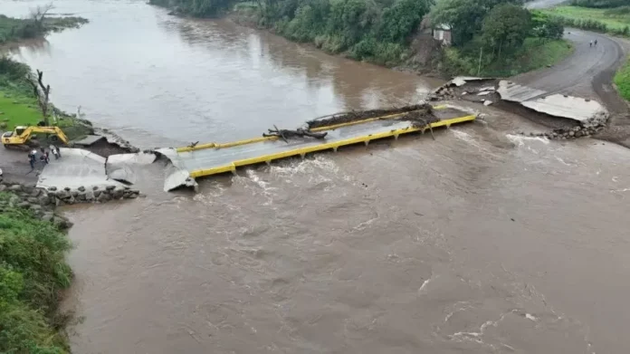ponte-construida-apos-enchentes-de-2024-no-rs-teve-parte-da-estrutura-destruida-pela-forca-da-corren.webp