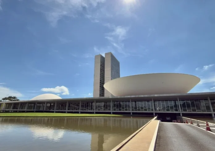 senadores-e-deputados.webp