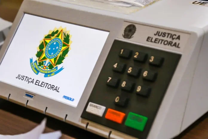 voto-obrigatorio-urnas-eleitorais.webp