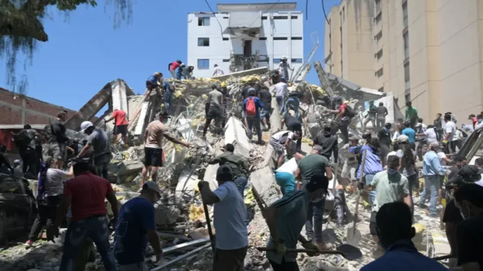 10ago2026-pessoas-procurando-por-sobreviventes-nos-escombros-apos-terremoto-em-cali-colombia-1786382.webp