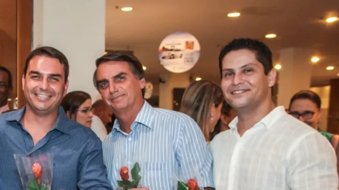flavio-e-jair-bolsonaro-com-santini-na-inauguracao-da-franquia-da-kopenhagen-em-2015-1699574294091_v.webp