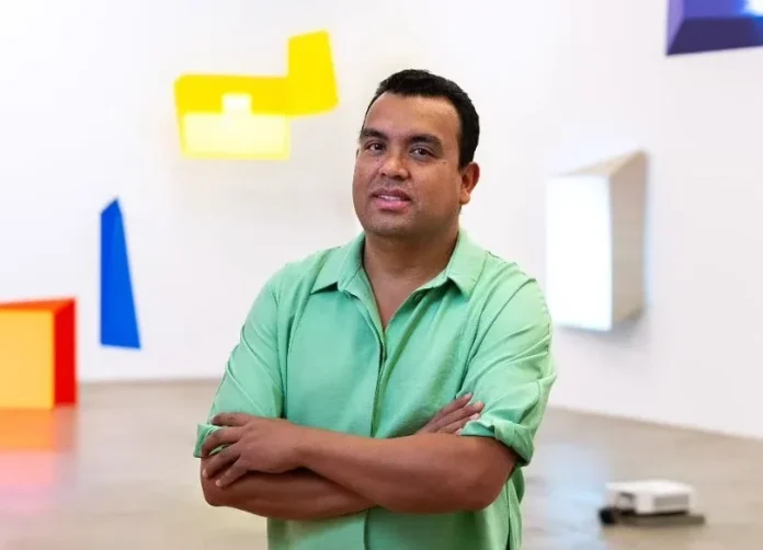rodrigo-cass-construiu-uma-trajetoria-marcada-pela-investigacao-da-forma-da-cor-e-da-espiritualidade.webp