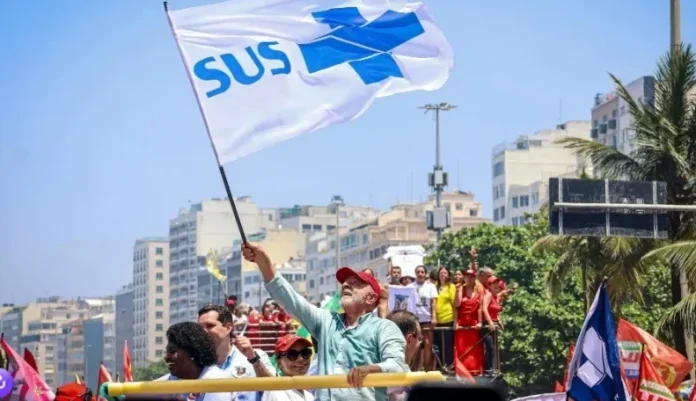 24out2026-lula-balanca-bandeira-do-brasil-durante-ato-de-campanha-em-copacabana-no-rio-de-janeiro-17.webp