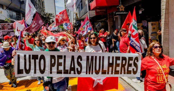 Mulheres-marcham-com-Lula-contra-o-bolsonarismo-e-a-retirada-de-direitos-Florianopolis-SC.webp
