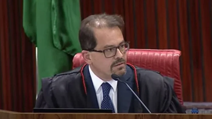 ministro-floriano-de-azevedo-marques-foi-o-terceiro-a-votar-no-julgamento-da-acao-contra-jair-bolson.webp