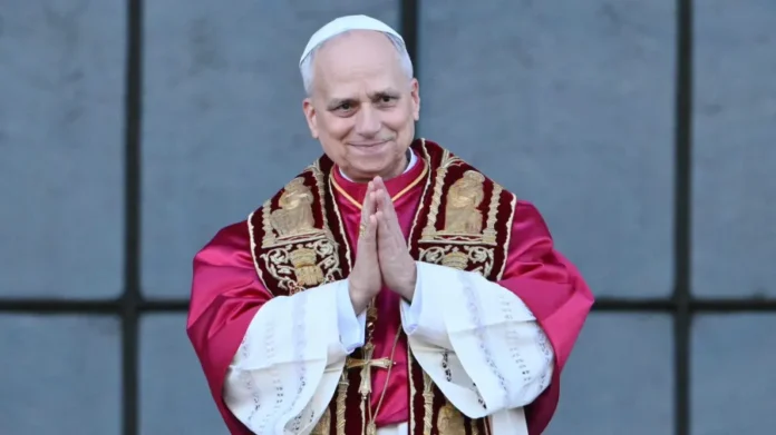 o-papa-leao-14-cumprimenta-o-publico-na-arquibasilica-de-sao-joao-de-latrao-em-roma-na-italia-174819.webp